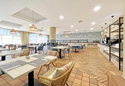 a dining room with tables and chairs in a restaurant at Soho Boutique Puerto in El Puerto de Santa María
