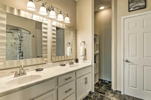 Ένα μπάνιο στο Access to 5 Pools Ground-Floor Branson Condo!