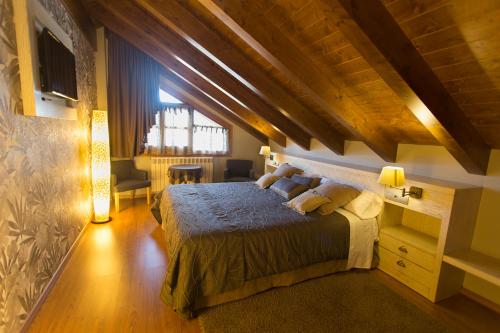 Una cama o camas en una habitación de Apartamentos El Rincón de Benás