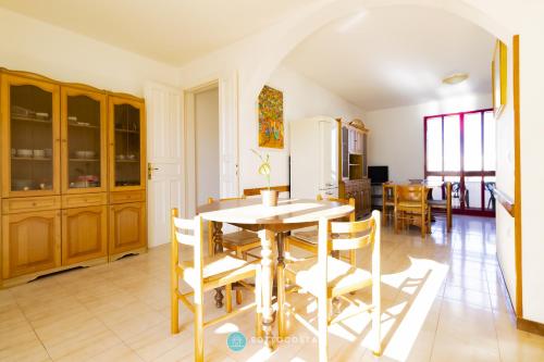 una cucina e una sala da pranzo con tavolo e sedie di ISIDE FLAT - San Foca a San Foca