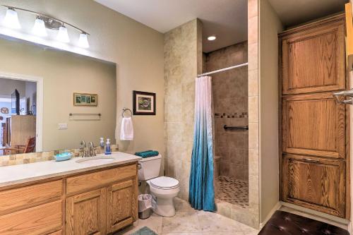 Un baño con ducha, inodoro y lavabo. en Bertram Ranch Property with Patio and Gas Grill!, en Bertram