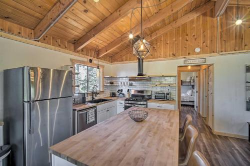 Imagen de la galería de Newly Renovated Lake Arrowhead Cabin with Deck!, en Lake Arrowhead