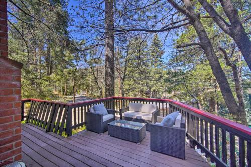 Imagen de la galería de Newly Renovated Lake Arrowhead Cabin with Deck!, en Lake Arrowhead