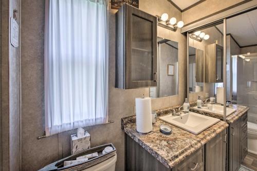 Koupelna v ubytování Lake Fork Getaway Tiny Home in Alba with BBQ!