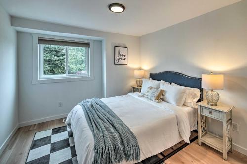 Ένα ή περισσότερα κρεβάτια σε δωμάτιο στο Modern Seattle Home 9 Mi to Dtwn Attractions