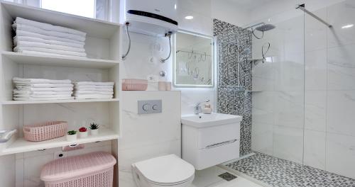 La salle de bains est pourvue d'une douche, de toilettes et d'un lavabo. dans l'établissement Adorable apartment Ena, à Kaštela
