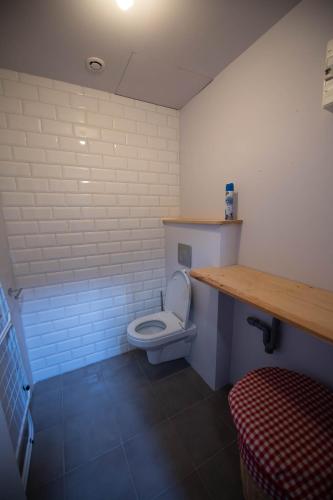 une salle de bain avec des toilettes blanches dans une chambre dans l'établissement La Petite Ecole, à Treignac
