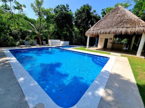 Casa Kuuxum in Playacar Pool ,Tennis, AC, Beach ,5ta, SLEEPS 14