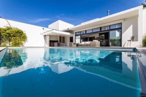 Piscine de l'établissement MARBLE  KEYWEEK Villa avec piscine chauffée et jardin à Biarritz ou située à proximité