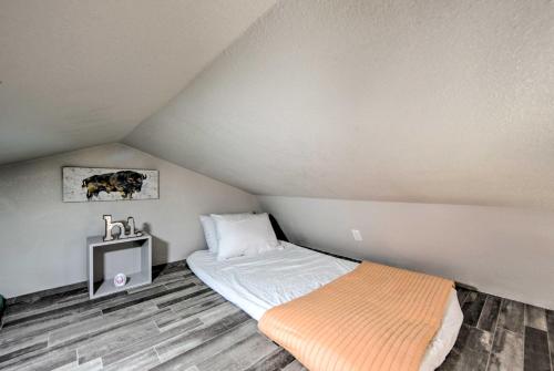 een kleine slaapkamer met een bed op zolder bij Lake Fork Tiny Home Outdoor Dining and Grill! in Alba