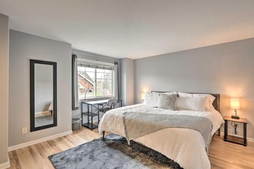een slaapkamer met een bed en een groot raam bij Pet-Friendly Seattle Townhome Less Than 1 Mile to Lake! in Seattle