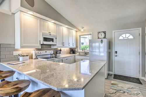 Imagen de la galería de Lakefront Bellevue Home Private Beach and Fire Pit!, en Bellevue