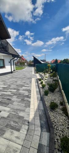 an empty road with a fence and a building at Apartamenty U Piotra in Czarny Dunajec