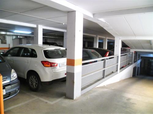 ログローニョにあるLogrocity Corazon de Logroño parking privado gratisの駐車場(2台分)