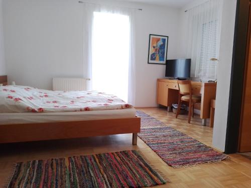 A bed or beds in a room at Pension Kappel