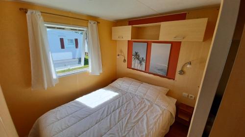 um pequeno quarto com uma cama e uma janela em Cloud Nine em Pataias