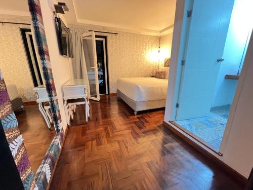 a bedroom with a bed and a wooden floor at La Casa del Viajero in Lima