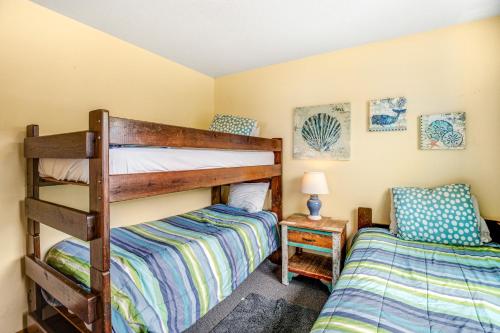 Un dormitorio con dos literas y una silla. en Sweethaven - 3 bedroom, en Rockaway Beach