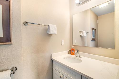 un baño con lavabo y espejo en Sweethaven - 3 bedroom, en Rockaway Beach