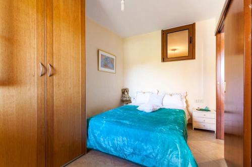 a bedroom with a blue bed with a wooden cabinet at Stella in Panasós