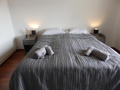 1 dormitorio con 1 cama con toallas en Gasthouse Oulu, en Oulu