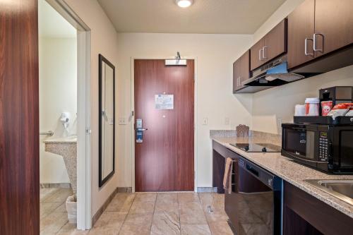 Kuchyň nebo kuchyňský kout v ubytování Cobblestone Inn & Suites - Yuma
