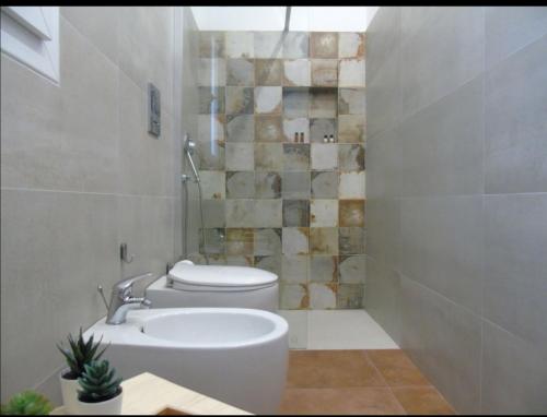 La salle de bains est pourvue de toilettes et d'un lavabo. dans l'établissement VILLA SESIFE Avola, à Avola
