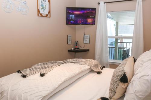 um quarto com uma cama e uma televisão na parede em East Downtown Hideaway em Houston