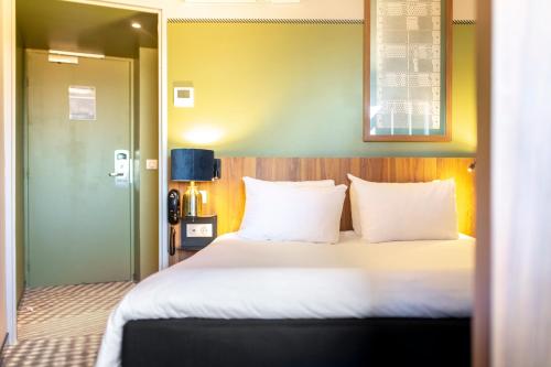 Postel nebo postele na pokoji v ubytování Ibis Styles St Etienne - Gare Chateaucreux