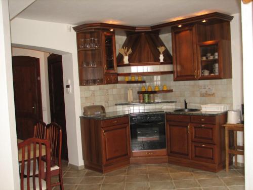 
A kitchen or kitchenette at Hajdu Apartman 1.
