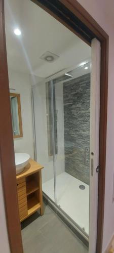 une salle de bain avec une douche en verre et un lavabo dans l'établissement le suquet quartier historique, à Cannes