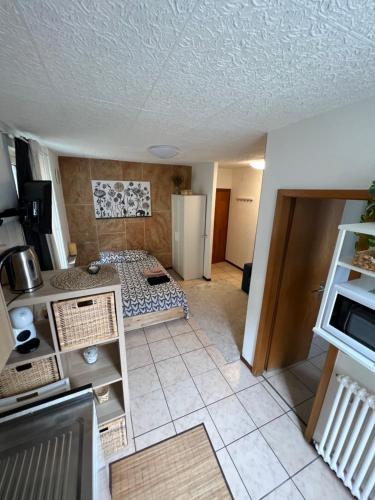 Habitación pequeña con cama en la cocina en Cosy, en Lausana