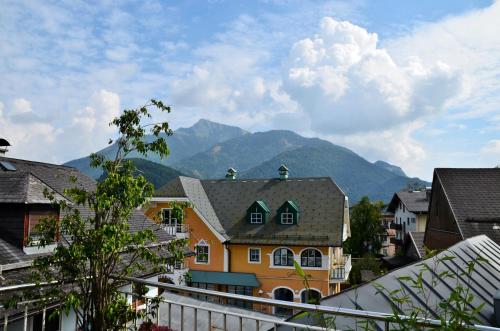 a group of houses with mountains in the background at Hotel Radetzky in Sankt Gilgen