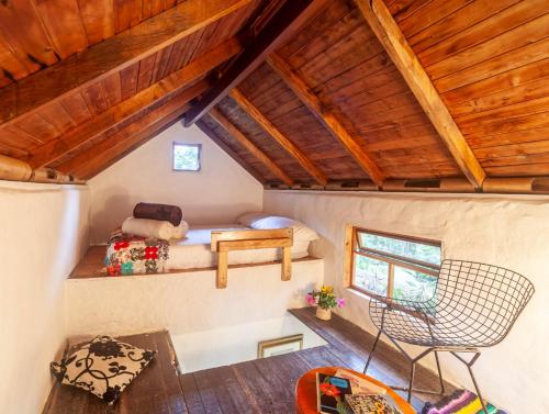 1 dormitorio en una casa con 1 cama y 1 silla en Finca Los Abuelos - La Planta en Concepción