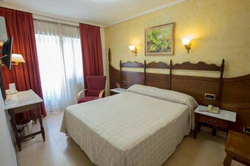 Katil atau katil-katil dalam bilik di Hotel Reyes Catolicos