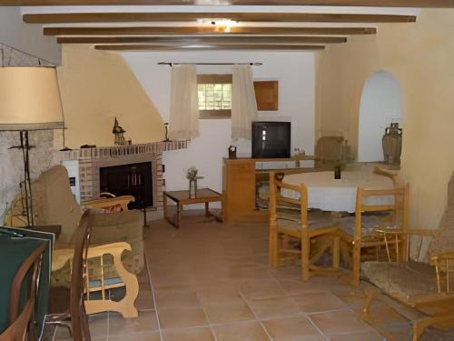 Casa rural Teresa la Cuca في خيريكا: غرفة معيشة مع طاولة ومدفأة