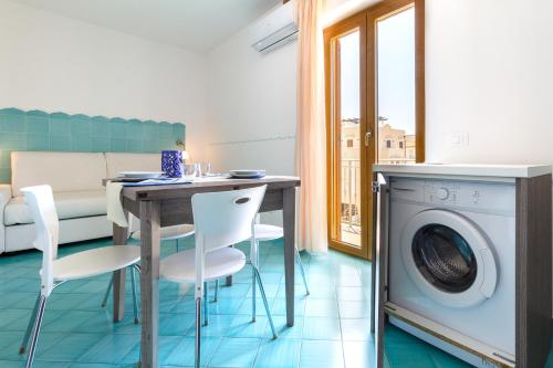 a living room with a table and a washing machine at B&B Sperlonga in Sperlonga