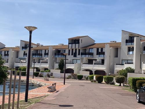 une rue vide devant un immeuble dans l'établissement T2 sur Marina avec vue spectaculaire, au Barcarès