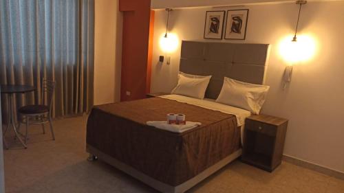 um quarto com uma cama com uma vela em LUMA SUITE em Lima