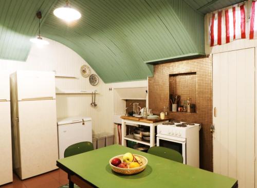 米蘭的住宿－Grand Hostel Coconut，厨房配有一张桌子,上面放着一碗水果