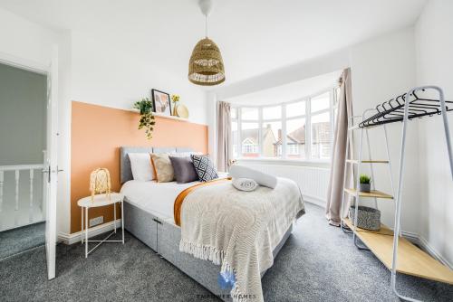1 dormitorio con cama y ventana en Coventry Large Stylish 4 Bedroom House, Sleeps 8, Private Parking, by EMPOWER HOMES en Coventry