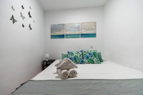 een slaapkamer met een bed met vogels aan de muur bij Latina I & II in Madrid