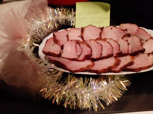 a pink cake on a plate with some tinsel at Vila Mir in Pirot