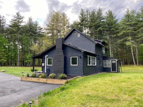 una casa negra al lado de una carretera en Ginger House - Charming 3 bedroom cottage 4 min from Woodstock, en Woodstock