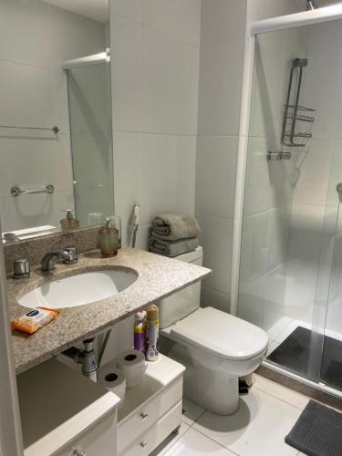 uma casa de banho com um WC, um lavatório e um chuveiro em Apartamento Moderno - Barra da Tijuca no Rio de Janeiro