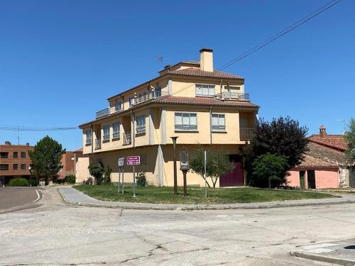 una gran casa amarilla en la esquina de una calle en -. Villa Nena .- en Ledesma