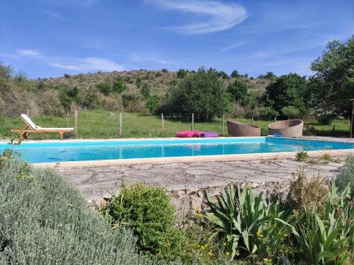 une piscine au milieu d'un champ dans l'établissement Gîte de Navacelles, à Blandas