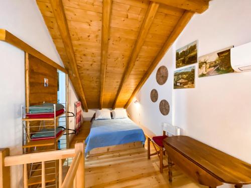 1 dormitorio con cama y techo de madera en Μπαλκόνι, en Nauplia