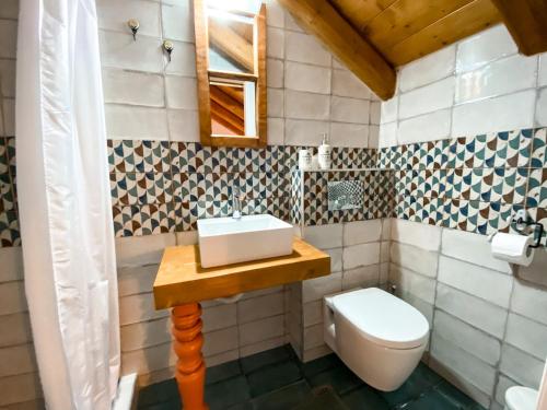 uma casa de banho com um lavatório e um WC em Μπαλκόνι em Nafplio