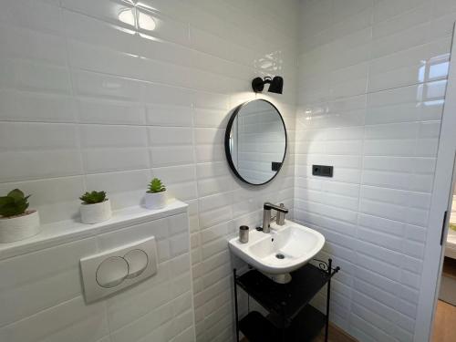 Baño blanco con lavabo y espejo en Apartman Mr Guest Krapina, en Krapina